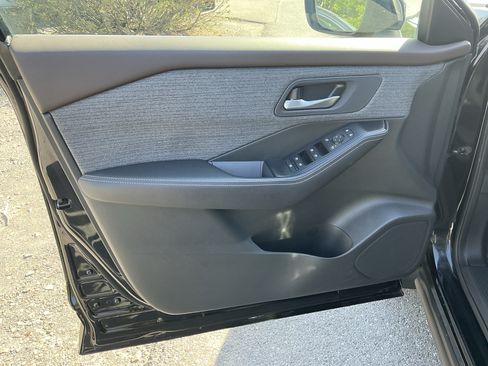 Used 2022 Nissan Rogue SV AWD/4WD image 18