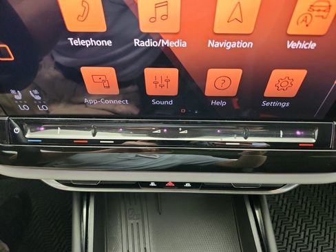 Certified 2025 Volkswagen Atlas Peak Edition SE AWD/4WD image 22