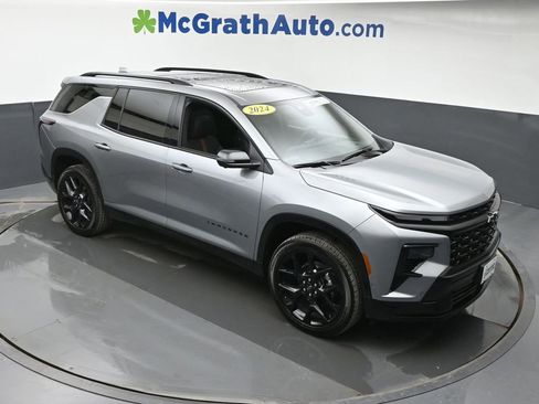 Used 2024 Chevrolet Traverse RS image 3