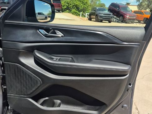 Used 2025 Jeep Grand Cherokee Altitude image 17