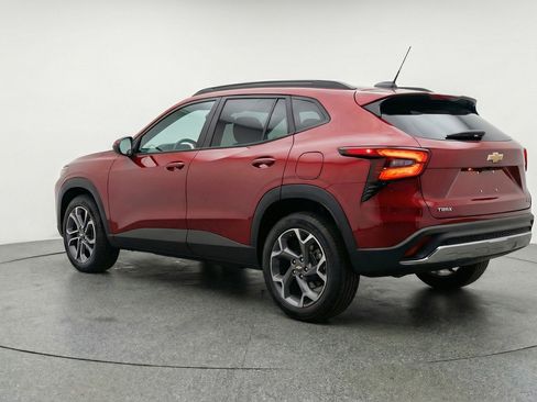 Used 2025 Chevrolet Trax LT image 6
