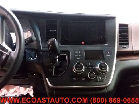 Used 2017 Toyota Sienna Limited image 11