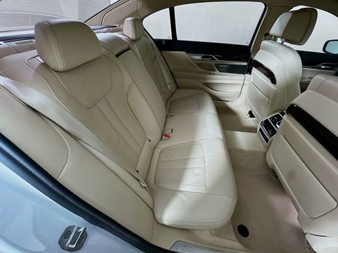 Used 2022 BMW 740i image 28