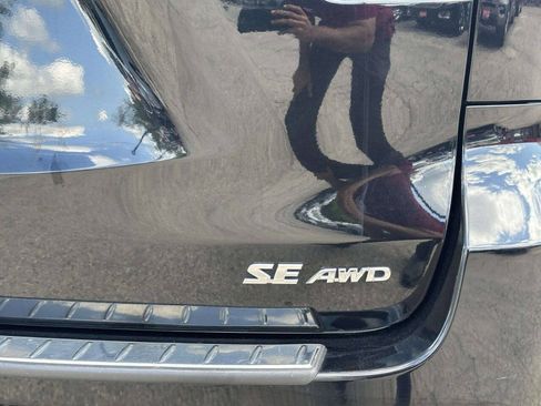 Used 2019 Toyota Highlander SE AWD/4WD image 16