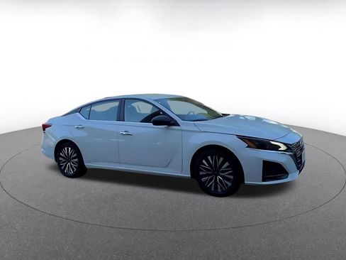 Used 2025 Nissan Altima 2.5 SV FWD image 2