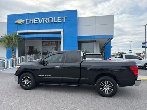 Used 2019 Nissan Titan SV image 12