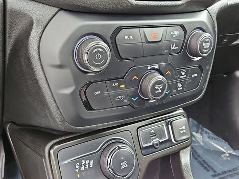Used 2023 Jeep Renegade Altitude w/ Sun/Sound Group AWD/4WD image 16