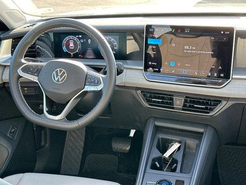 Used 2025 Volkswagen Tiguan SE image 12