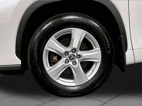 Used 2023 Toyota Highlander LE FWD image 11