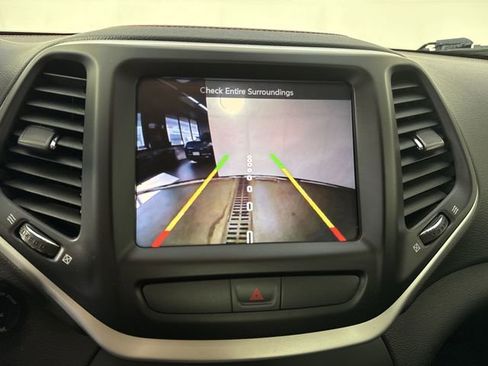 Used 2015 Jeep Cherokee Trailhawk w/ Cold Weather Group AWD/4WD image 7