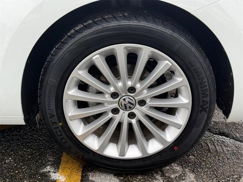 Used 2019 Volkswagen Beetle 2.0T SE image 7