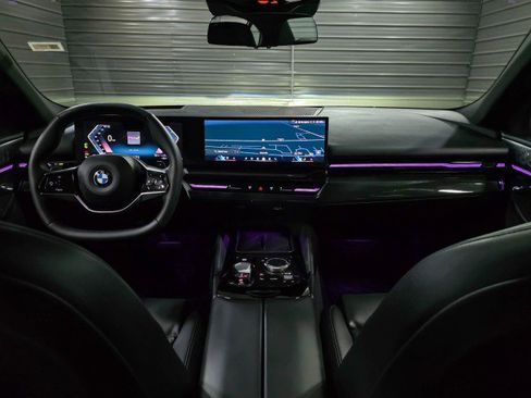 Used 2025 BMW 530i xDrive w/ Premium Package image 11