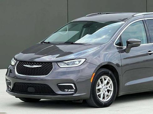 Used 2021 Chrysler Pacifica Touring-L FWD image 35
