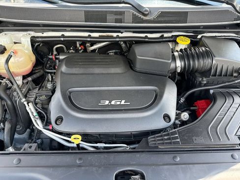 Used 2018 Chrysler Pacifica Touring-L FWD image 27