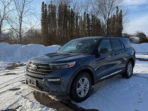 Used 2020 Ford Explorer XLT w/ Equipment Group 202A image 2