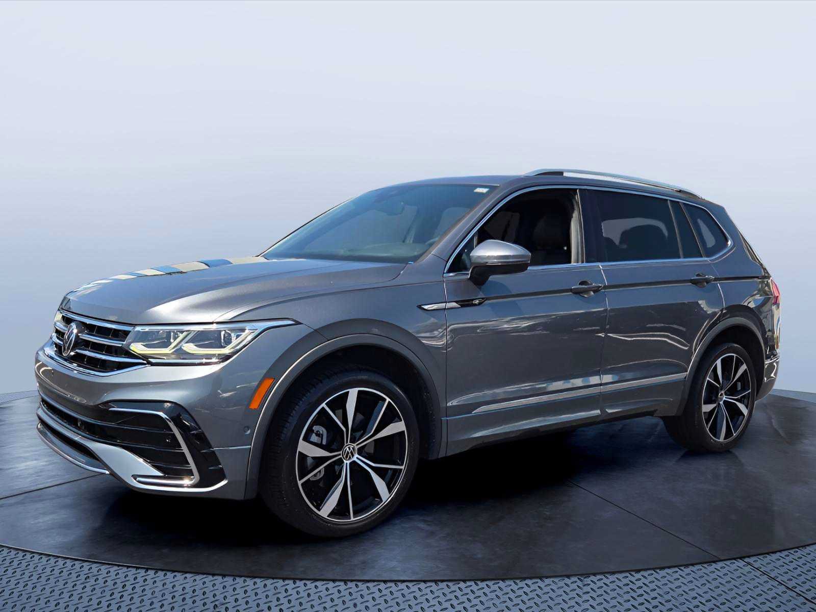 Used 2022 Volkswagen Tiguan SEL R-Line AWD/4WD image 2