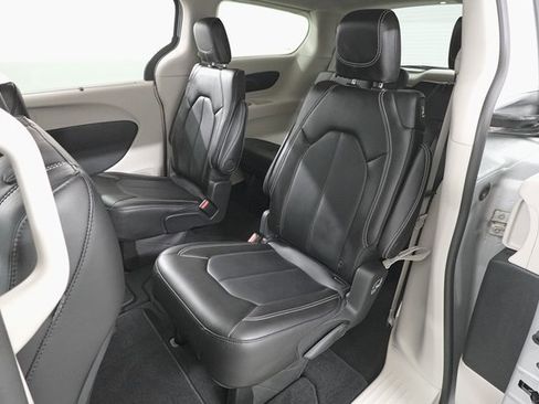 Used 2024 Chrysler Pacifica Touring-L image 23