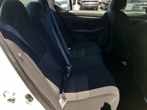 Used 2024 Nissan Sentra SV FWD image 19