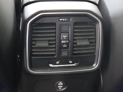 Certified 2025 Porsche Macan AWD/4WD image 20