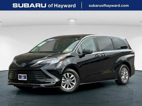 Used 2022 Toyota Sienna XLE image 1