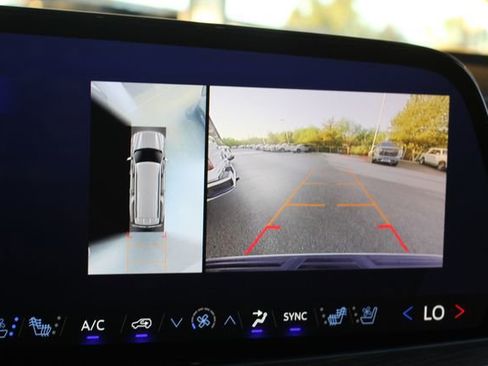 Used 2025 Chevrolet Suburban Premier image 17