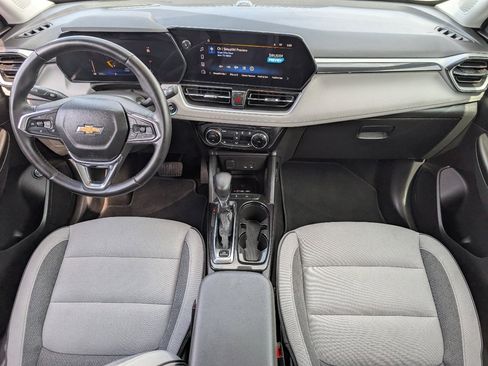 Used 2024 Chevrolet TrailBlazer LT w/ Convenience Package FWD image 4