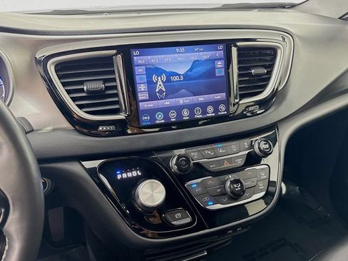 Used 2020 Chrysler Pacifica Touring-L w/ Advanced Safetytec Group AWD/4WD image 15