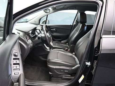 Used 2020 Chevrolet Trax LT w/ LT Convenience Package image 11