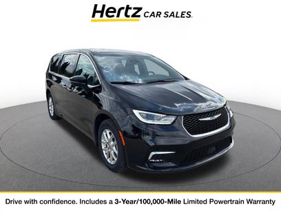 Used 2025 Chrysler Pacifica Select