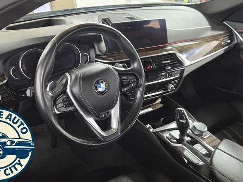 Used 2018 BMW 530i xDrive w/ Premium Package image 11