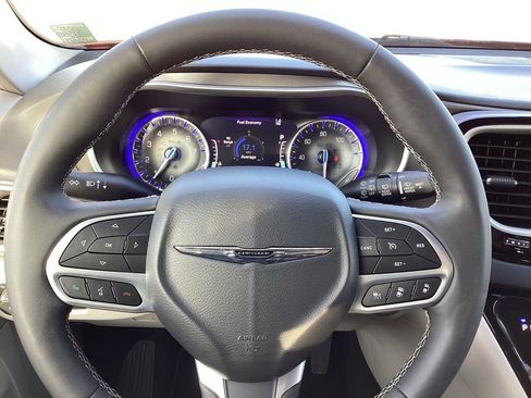 Used 2024 Chrysler Pacifica Touring-L image 37