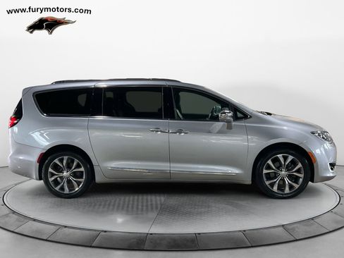 Used 2020 Chrysler Pacifica Limited image 2