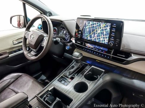Used 2023 Toyota Sienna Platinum image 33