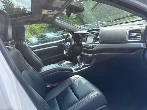 Used 2019 Toyota Highlander XLE AWD/4WD image 27