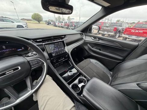 Used 2023 Jeep Grand Cherokee Altitude AWD/4WD image 17