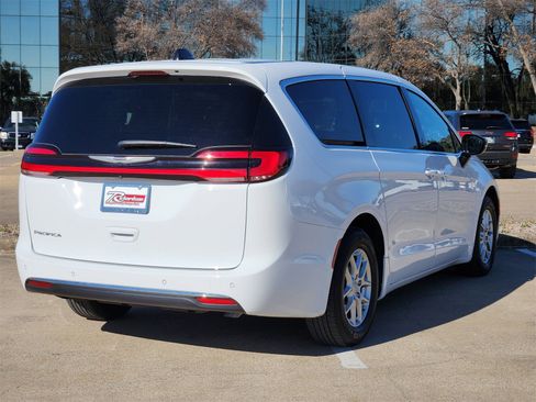 Used 2025 Chrysler Pacifica Select image 6