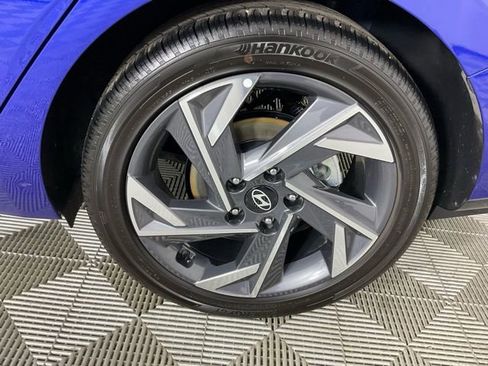 Used 2025 Hyundai Elantra SEL image 11
