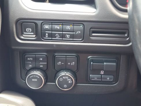 Used 2022 Chevrolet Suburban Z71 w/ Luxury Package AWD/4WD image 22