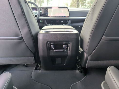 New 2026 Chevrolet Suburban LT w/ Comfort Package AWD/4WD image 29