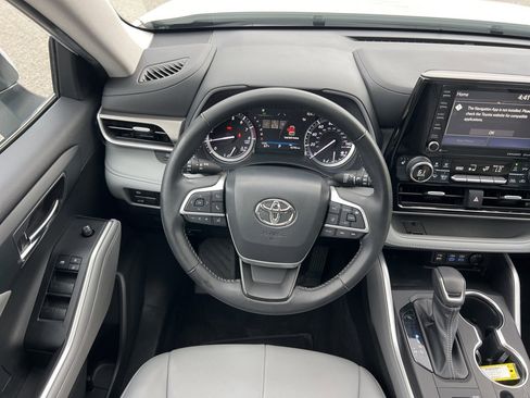 Used 2022 Toyota Highlander XLE image 23