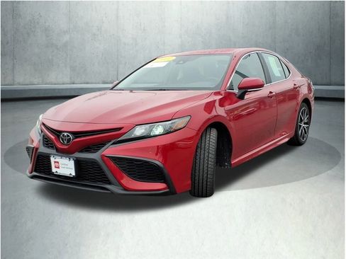 Certified 2022 Toyota Camry SE image 3