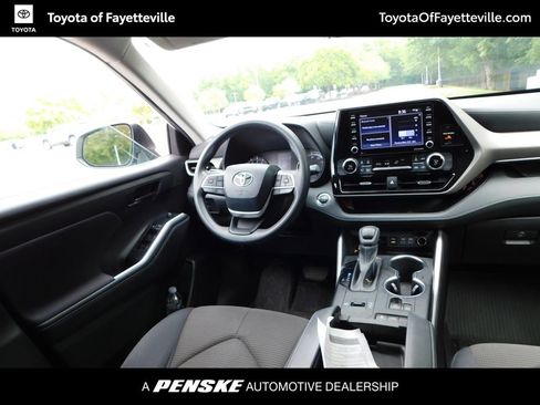 Used 2022 Toyota Highlander L FWD image 6