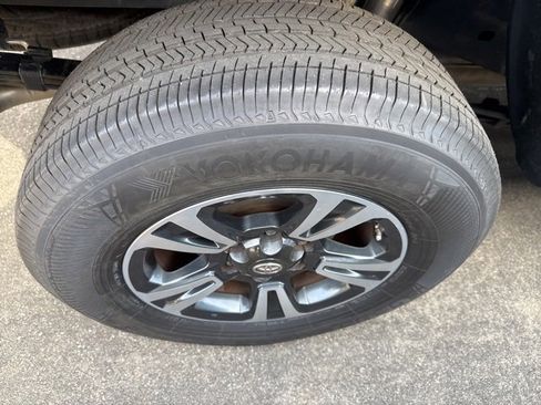 Used 2018 Toyota Tacoma TRD Sport image 10