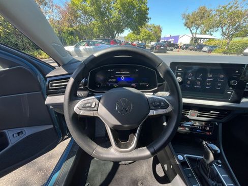 Used 2025 Volkswagen Jetta SE FWD image 33