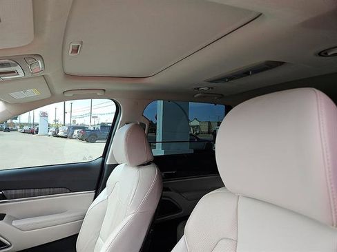 Used 2024 Kia Telluride EX w/ EX Captain's Chair Package image 12