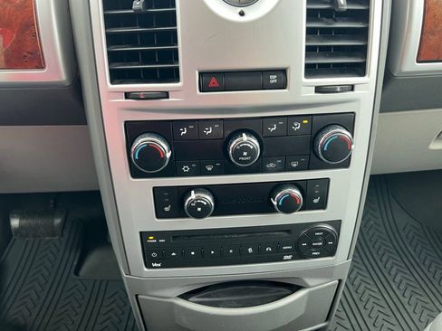 Used 2008 Chrysler Town & Country Touring image 34
