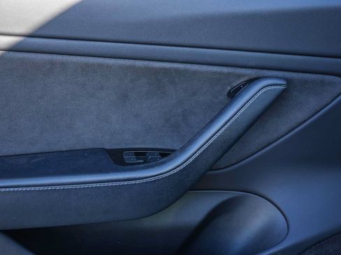 Used 2018 Tesla Model 3 Long Range RWD image 16