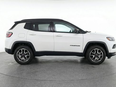 Used 2025 Jeep Compass Trailhawk AWD/4WD image 11