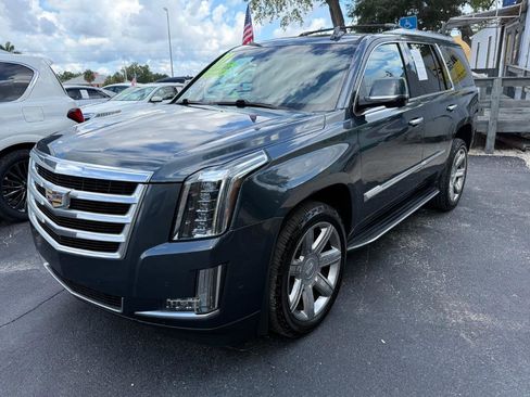 Used 2019 Cadillac Escalade Luxury RWD image 3