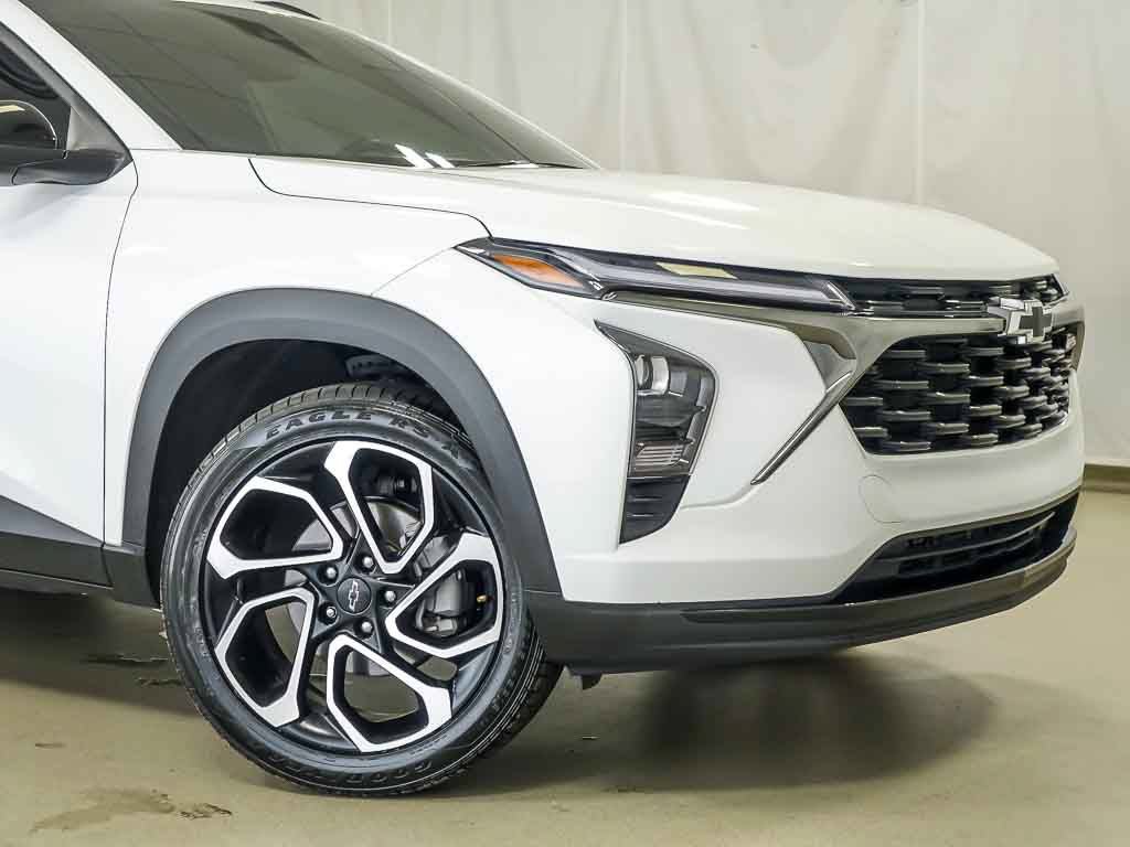 Used 2025 Chevrolet Trax RS w/ Driver Confidence Package FWD image 3